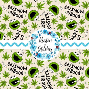Könnte beinhalten: Ein sich wiederholendes Muster mit einem grünen Monster, das eine Zigarette raucht, Cannabispflanzen und gerollten Zigaretten auf beigem Hintergrund. Die Worte "DOOBIE MONSTER" sind ebenfalls vorhanden. Ein Blumenkranz und der Text "Kristen in Stitches" befinden sich in der Mitte.