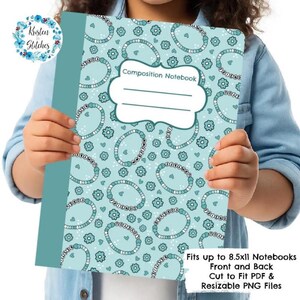 Op de afbeelding: Een compositie-notitieboek met een lichtblauwe omslag met een patroon van armbanden, bloemen en harten. Het notitieboek heeft een wit label met de tekst "Composition Notebook". Het notitieboek past op notitieboeken tot 21,6 x 27,9 cm. Het notitieboek wordt door een persoon vastgehouden.