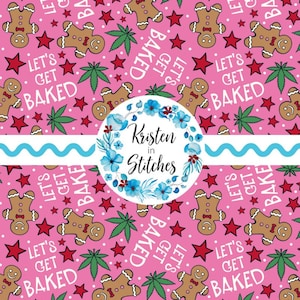 Könnte beinhalten: Rosa Stoff mit einem sich wiederholenden Muster aus Lebkuchenmännern, roten Sternen und Cannabisblättern. Die Worte "LET'S GET BAKED" sind verstreut. Ein zentrales Blumenlogo zeigt "Kristen in Stitches".