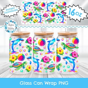 Op de afbeelding: Drie glazen beker wraps met een strandontwerp, met dolfijnen, schildpadden, bloemen en strandballen. Elke wrap heeft een houten deksel en een rietje. De tekst "Glass Can Wrap PNG" en "16 oz" (ongeveer 473 ml) is ook inbegrepen.