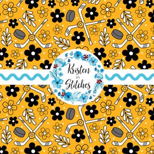 Puede incluir: Patrón repetido sobre fondo amarillo con palos de hockey blancos, discos negros y flores negras y blancas. Una corona floral azul con el texto "Kristen in Stitches" está en el centro.