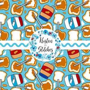 Puede incluir: Un patrón repetitivo sobre un fondo azul claro presenta sándwiches de mantequilla de maní y gelatina, frascos de mantequilla de maní y frascos de gelatina con cucharas. El diseño incluye el texto "Kristen in Stitches" en una corona floral.