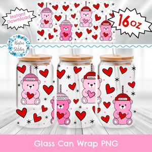 Puede incluir: Envolturas de latas de vidrio transparente con tapa de madera y pajita. Las envolturas presentan un oso rosa con un gorro de barista y un corazón, junto con corazones y estrellas rojas. El texto "BEARISTA" está en el sombrero. También incluye el texto "Instant Download".