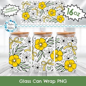 Può includere: Tre involucri per lattine di vetro con un design floreale con fiori gialli, margherite bianche, foglie verdi e fiocchi gialli. Ogni involucro ha un coperchio in legno e una cannuccia. L'immagine include il testo "16oz" e "Glass Can Wrap PNG".
