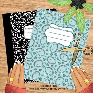 Op de afbeelding: Twee compositieboeken, &eacute;&eacute;n zwart-wit gespikkeld, de andere lichtblauw met een armbandpatroon. Een gouden schaar ligt op het blauwe notitieboek. De tekst "Composition Notebook" is zichtbaar. De tekst "Resizable PNG with and without spine, cut to fit" is ook zichtbaar.