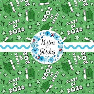 以下が含まれることがあります： 「Class of 2026」の文字と星が描かれた、緑色の卒業をテーマにしたパターン。緑色の卒業帽子と卒業証書のデザイン。青い花と「Kristen in Stitches」の文字が入った円形のロゴが中央にあります。