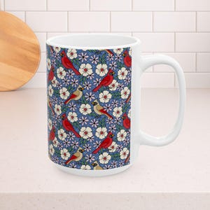 Taza de cerámica con diseño floral de pájaros cardenales de 15 oz, cardenales machos y hembras, flores de pájaros rojos, taza de té grande, cuando aparece un cardenal, un ángel está cerca imagen 2