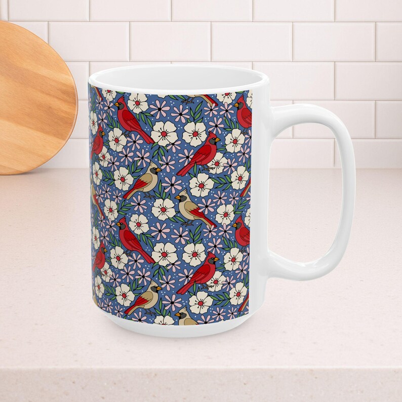 Taza de cerámica con diseño floral de pájaros cardenales de 15 oz, cardenales machos y hembras, flores de pájaros rojos, taza de té grande, cuando aparece un cardenal, un ángel está cerca imagen 2