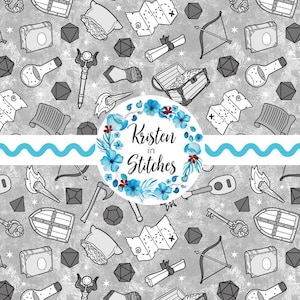 Könnte beinhalten: Ein grau-weißes Muster mit Fantasy-RPG-Elementen wie Karten, Würfeln, Bögen und Schatztruhen. Das Design enthält den Text "Kristen in Stitches" in einem floralen Kranz, vor einem strukturierten Hintergrund.
