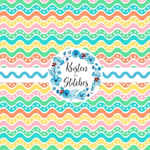 Könnte beinhalten: Ein farbenfrohes Muster mit wellenförmigen Streifen in Türkis, Orange, Rosa, Gelb und Grün. Weiße gepunktete Linien akzentuieren die Wellen. Ein kreisförmiges Logo mit blauen floralen Akzenten und dem Text "Kristen in Stitches" ist zentriert.