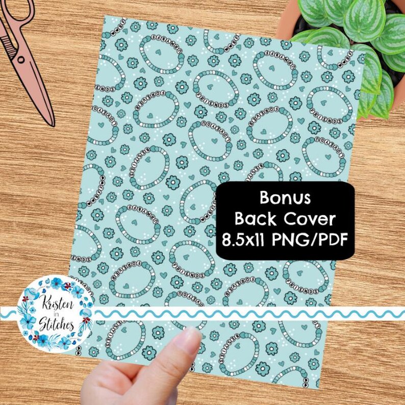 Op de afbeelding: Lichtblauw papier met een patroon van armbanden en bloemen. Het papier heeft de tekst "Bonus Back Cover 8.5x11 PNG/PDF". Een logo met de tekst "Kristen Stitches" is ook zichtbaar.