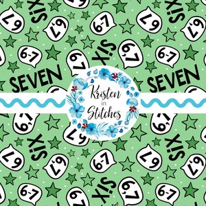 Könnte beinhalten: Ein hellgrünes Stoffmuster mit den Wörtern "SIX" und "SEVEN" sowie Sprechblasen mit den Zahlen "6-7". Das Design umfasst grüne Sterne und einen Blumenkranz mit dem Text "Kristen in Stitches".