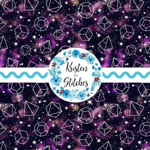 Könnte beinhalten: Ein Stoffdesign mit einem dunkelvioletten und rosa Galaxiehintergrund, weißen geometrischen Formen und Sternen. Ein kreisförmiges Logo mit blauen floralen Akzenten und dem Text "Kristen in Stitches" ist zentriert.