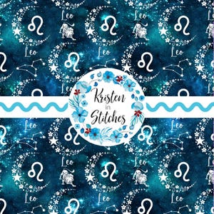 Könnte beinhalten: Ein Stoffdesign mit einem himmlischen Thema mit dem Sternzeichen Löwe. Das Muster enthält weiße Sternbilder, Halbmonde und das Wort "Leo" auf einem dunkelblauen Hintergrund. Ein kreisförmiges Blumendesign mit dem Text "Kristen in Stitches" ist ebenfalls vorhanden.