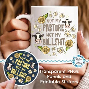 Puede incluir: Taza de cerámica blanca con el texto "NOT MY PASTURE NOT MY BULLSHIT" e ilustraciones de vacas, rodeada de girasoles y margaritas. También es visible una pegatina a juego. La taza está sujeta por una persona.