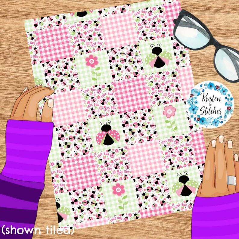 K&ouml;nnte beinhalten: Ein Patchwork-Quilt mit einem sich wiederholenden Muster aus rosa und gr&uuml;nen Karos, Marienk&auml;fern und Blumen. Auf dem Quilt steht der Schriftzug "Love Bug". Ein Aufkleber mit der Aufschrift "Kristen in Stitches" ist ebenfalls sichtbar.