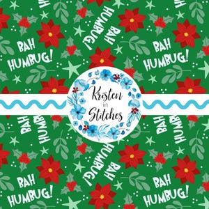 Könnte beinhalten: Ein festliches grünes Muster mit roten Weihnachtssternen, Stechpalmen und Sternen. Die Worte "BAH HUMBUG!" sind verstreut. Ein kreisförmiges Logo mit blauen Blumen und dem Text "Kristen in Stitches" befindet sich in der Mitte.