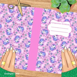 K&ouml;nnte beinhalten: Ein rosa Notizbuch mit einem sich wiederholenden Muster aus Axolotln, Sternen und Blumen. Das Notizbuch hat einen rosa R&uuml;cken und ein wei&szlig;es Etikett mit der Aufschrift "Composition Notebook". Die Worte "Example Only" stehen unten.