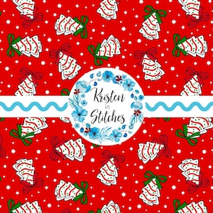 Könnte beinhalten: Ein festliches Muster mit weißen Weihnachtsbäumen mit roten und grünen Akzenten, verziert mit roten Schleifen, auf einem leuchtend roten Hintergrund mit weißen Punkten. Das Design enthält den Text "Kristen in Stitches" in einem Blumenkranz.