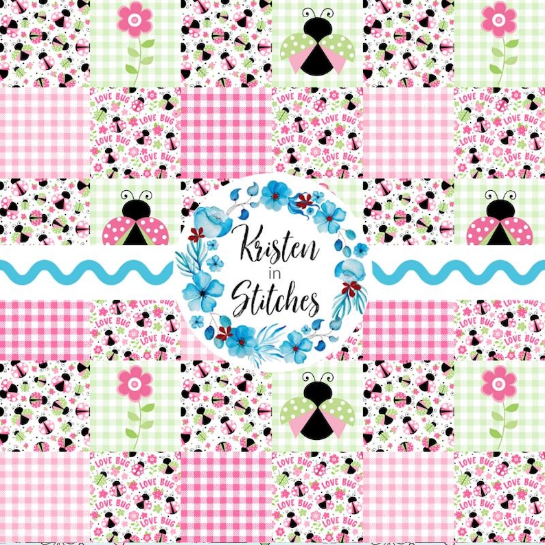 K&ouml;nnte beinhalten: Ein Patchwork-Design mit Marienk&auml;fern, Blumen und Vichy-Mustern in Rosa, Gr&uuml;n und Schwarz. Das Design enth&auml;lt den Text "Love Bug" und "Kristen in Stitches" in einem floralen Kranz, wodurch eine skurrile und fr&ouml;hliche &Auml;sthetik entsteht.