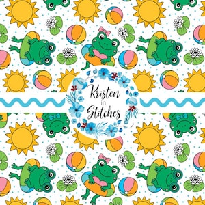 Puede incluir: Patrón repetitivo con ranas de dibujos animados en flotadores, pelotas de playa, soles amarillos y nenúfares sobre un fondo blanco con lunares azules. El texto "Kristen in Stitches" está en una corona floral.