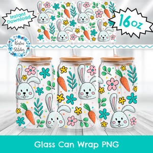 Peut inclure: Trois emballages de canettes en verre transparent avec des couvercles en bois, chacun décoré d'un motif répété de lapins de dessins animés, de carottes et de fleurs. Le design comprend le texte "Glass Can Wrap PNG" et "16oz".