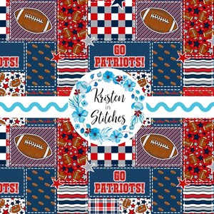 Könnte beinhalten: Ein Patchwork-Stoffdesign mit American Footballs, roten und blauen Sternen sowie Karomustern. Der Text GO PATRIOTS! erscheint in roten und blauen Blöcken. Ein zentraler floraler Kranz enthält den Schriftzug Kristen in Stitches.