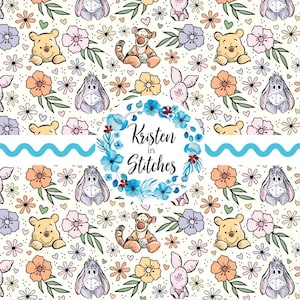 Könnte beinhalten: Ein sich wiederholendes Muster mit Winnie-Puuh-Figuren, darunter Puuh, Tigger, I-Aah und Ferkel, durchsetzt mit bunten Blumen und Herzen auf cremefarbenem Hintergrund. Der Text "Kristen in Stitches" befindet sich in einem Blumenkranz.