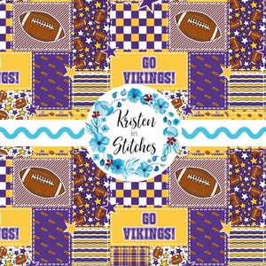 Può includere: Un motivo in tessuto con un design patchwork di palloni da football marroni, stelle gialle e quadrati a scacchi viola e gialli. Il testo GO VIKINGS! appare in lettere viola su rettangoli gialli. Un logo circolare centrale riporta la scritta Kristen in Stitches.