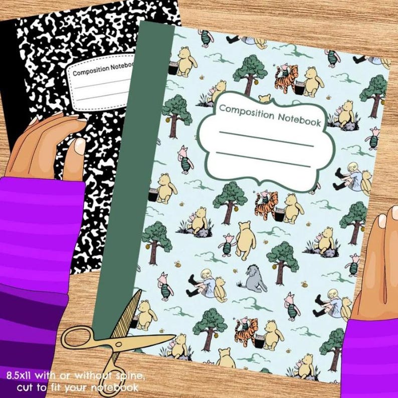 K&ouml;nnte beinhalten: Zwei Notizb&uuml;cher. Eines hat ein schwarz-wei&szlig; gesprenkeltes Muster, das andere einen hellblauen Hintergrund mit Zeichentrickfiguren. Auf den Notizb&uuml;chern steht "Composition Notebook". Eine Schere ist im Vordergrund.