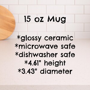 Puede incluir: Una taza de cer&aacute;mica blanca con el texto "15 oz Mug". La taza es brillante y apta para microondas y lavavajillas. Mide 11,7 cm de altura y 8,7 cm de di&aacute;metro.