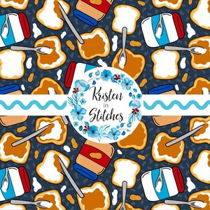 Puede incluir: Patrón repetitivo con sándwiches de mantequilla de maní y mermelada, frascos de mantequilla de maní y cucharas sobre un fondo azul oscuro. El diseño incluye el texto "Kristen in Stitches" dentro de una corona floral.