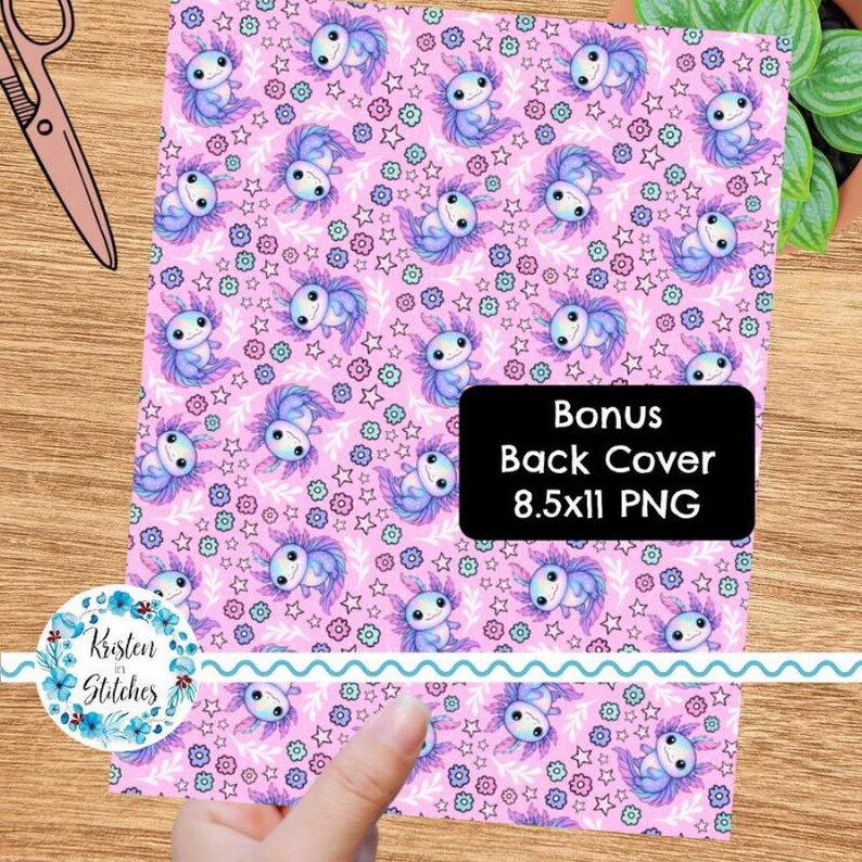 K&ouml;nnte beinhalten: Ein rosa Hintergrund mit einem sich wiederholenden Muster aus blauen und lila Axolotln, Sternen und Blumen. Der Text "Bonus Back Cover 8.5x11 PNG" befindet sich auf einem schwarzen Rechteck. Das Logo "Kristen Stitches" befindet sich unten links.