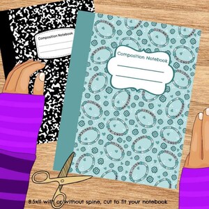 Op de afbeelding: Twee compositieboeken, &eacute;&eacute;n met een zwart-wit gespikkeld patroon en de andere met een lichtblauw armbandontwerp. Beide hebben de tekst "Composition Notebook" op de kaft. Een schaar ligt op het houten oppervlak. De tekst "8.5xll with or without spine, cut to fit your notebook" staat onderaan.