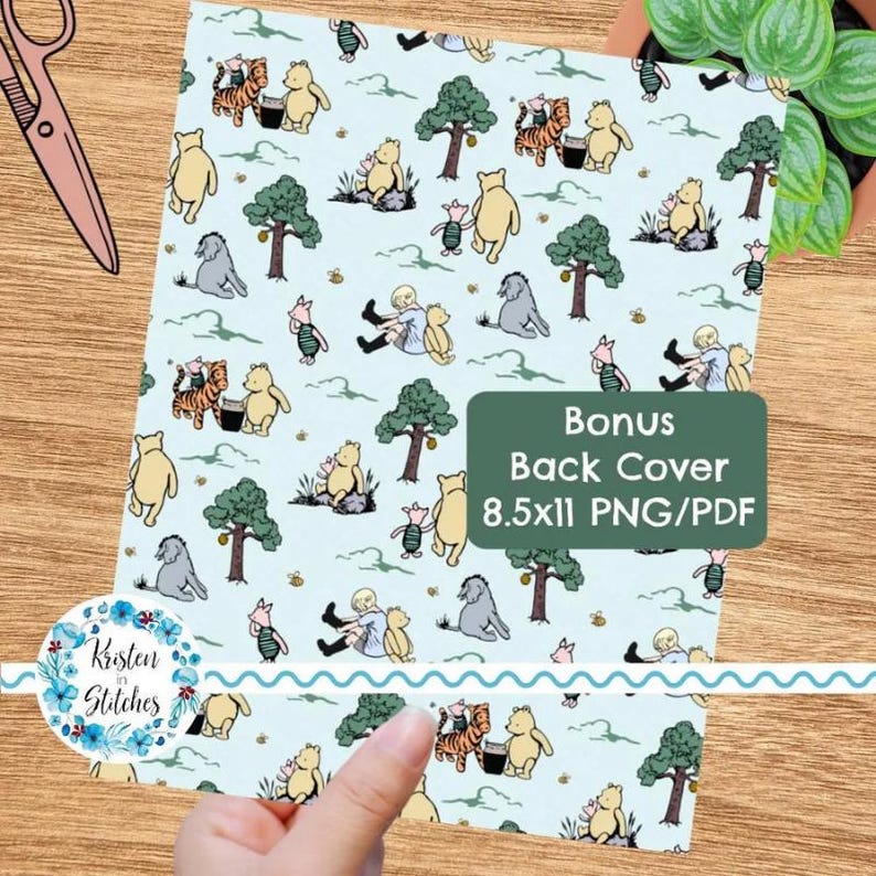K&ouml;nnte beinhalten: Hellblaues Papier mit einem sich wiederholenden Muster aus Zeichentrickfiguren, B&auml;umen und Tieren. Das Papier hat ein gr&uuml;nes Rechteck mit dem Text "Bonus Back Cover 8.5x11 PNG/PDF". Ein Blumenlogo befindet sich in der unteren linken Ecke.