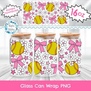 Può includere: Tre involucri di lattine di vetro trasparente con un design a softball. Ogni involucro presenta una palla da softball gialla, fiocchi rosa, fiori bianchi e stelle rosa. Gli involucri hanno coperchi e cannucce in legno. Include anche il testo "Glass Can Wrap PNG".