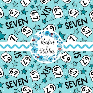 Könnte beinhalten: Ein hellblaues Muster mit weißen Punkten, Sternen und Sprechblasen mit den Zahlen 6 und 7. Die Wörter "SIX" und "SEVEN" sind ebenfalls vorhanden. Ein floraler Kranz mit dem Text "Kristen in Stitches" befindet sich in der Mitte.