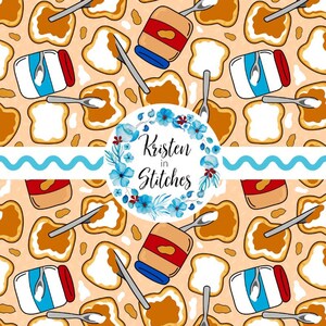 Puede incluir: Un patrón repetido con sándwiches de mantequilla de maní y mermelada, frascos de mantequilla de maní y frascos de mermelada con cucharas y cuchillos. El fondo es de color melocotón claro. El texto "Kristen in Stitches" está en una corona floral.