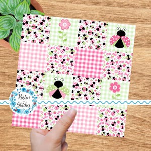 K&ouml;nnte beinhalten: Ein Patchwork-Design mit Marienk&auml;fer- und Blumenmustern in Rosa, Gr&uuml;n und Wei&szlig;. Einige Quadrate haben Karomuster, w&auml;hrend andere den Text "LOVE BUG" anzeigen. Das Design enth&auml;lt eine Marienk&auml;fer-Illustration und eine Blume.
