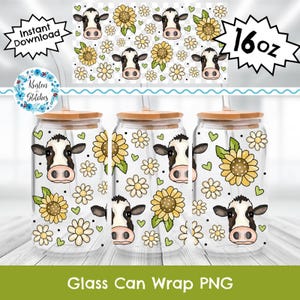 Puede incluir: Envolturas de vidrio transparente para latas con un diseño de vaca y girasol. Cada envoltura presenta una cara de vaca en blanco y negro, girasoles amarillos y margaritas blancas. Las envolturas están diseñadas para latas de 473 ml e incluyen el texto "Glass Can Wrap PNG".