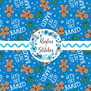 Op de afbeelding: Een blauw stofpatroon met peperkoekmannetjes, cannabisbladeren en sterren. De zin "LET'S GET BAKED" wordt herhaald. Een cirkelvormig logo met de tekst "Kristen in Stitches" is ook aanwezig.