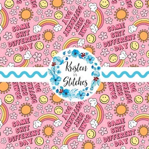 Könnte beinhalten: Rosa Stoff mit einem sich wiederholenden Muster aus Regenbogen, Sonnen, Smiley-Gesichtern, Blumen und dem Satz "SAME SHIT DIFFERENT DAY". Ein blauer Blumenkranz mit dem Text "Kristen in Stitches" befindet sich in der Mitte. Eine blaue Wellenlinie verläuft über das Bild.