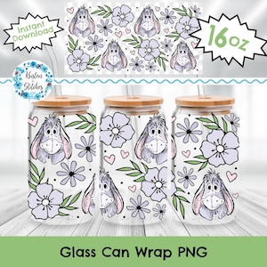 Puede incluir: Tres envoltorios de vidrio transparente para latas con un diseño de dibujos animados de Eeyore, flores de lavanda y hojas verdes. Cada vaso tiene una tapa de bambú y una pajita. También incluye el texto "Glass Can Wrap PNG" y "16 oz".