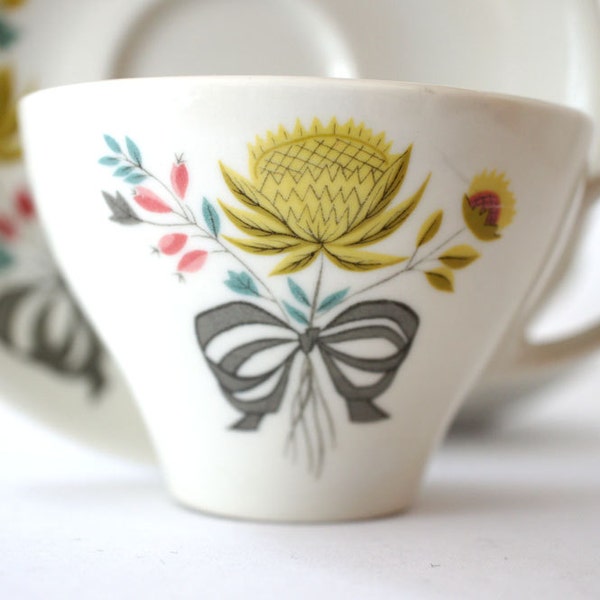 Strawflower Tea Cups & Saucers // Mid Century Modern Kenmark China