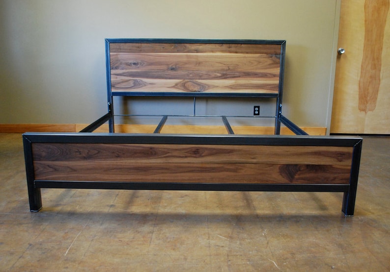 Kraftig Bed Number 4 with Walnut Bild 1