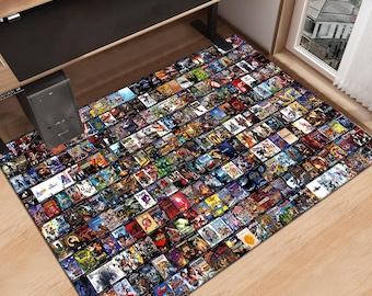 Puede incluir: Una alfombra rectangular con un collage de portadas de videojuegos. La alfombra muestra una variedad de títulos de juegos con gráficos y texto coloridos. La alfombra está colocada sobre un suelo de madera, parcialmente debajo de un escritorio.