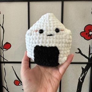Kawaii Office Decor Rice Ball Plush Japanese Gift Soft Plushie Handmade Onigiri Desk Companion Chenille Yarn Anime Collection Cute Decor
