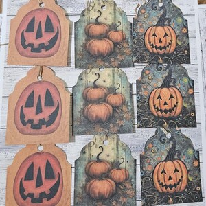 Puede incluir: Una colección de etiquetas de regalo con temática de Halloween. Las etiquetas presentan varios diseños, incluyendo caras de jack-o'-lantern y grupos de calabazas. Cada etiqueta tiene una estética rústica y vintage con una paleta de colores neutros y cuerda para colgar.