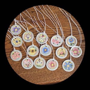 10 ÉTIQUETTES fantaisistes pour la fête des mères, printemps-été, florales, étiquettes volantes de 2,5 cm (1 1/4 po.), brindilles, ornements d'arbre miniatures Scrapbooking