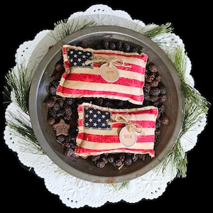 2 adornos primitivos de estilo rústico americano con la bandera de Estados Unidos, cuencos, bandejas escalonadas, estantes, acentos decorativos en rojo, blanco y azul del 4 de julio